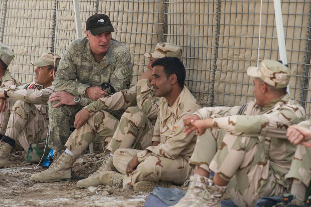 Chief of Defence Force Tim Keating speaks with Iraqi troops.