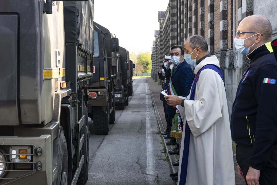 Mayor Sergio Giordani, the commissioner Cristina Piva and members of the police Fabio Bui as 25 dead bodies arrive in Padua. The town of Bergamo, no longer able to manage Covid-19 deaths, required the intervention of the army. The dead were sorted and transported throughout Italy for cremation.
