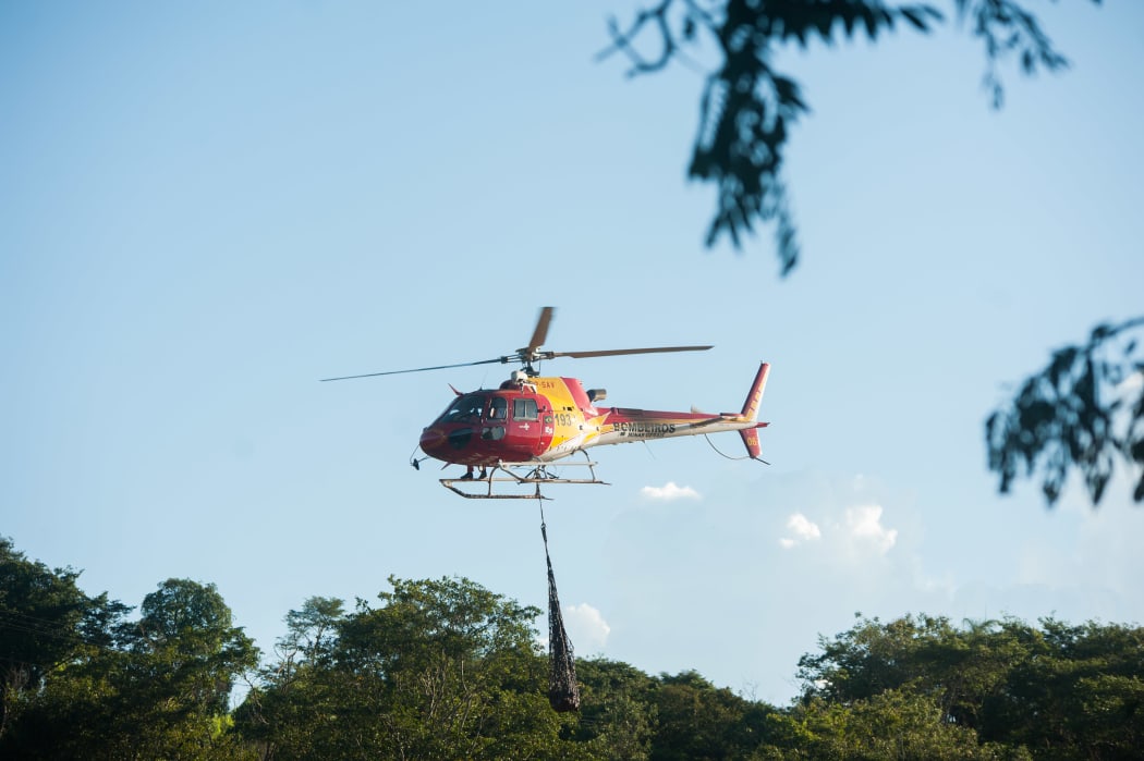Fire Brigade soldiers remove the body of one more victim of the rupture of the dam of Vale do Rio Doce.