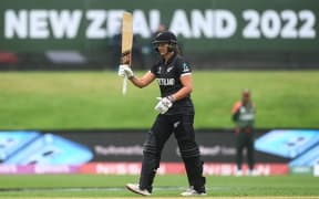 Suzie Bates celebrates a 50 during the Cricket World Cup 2022.