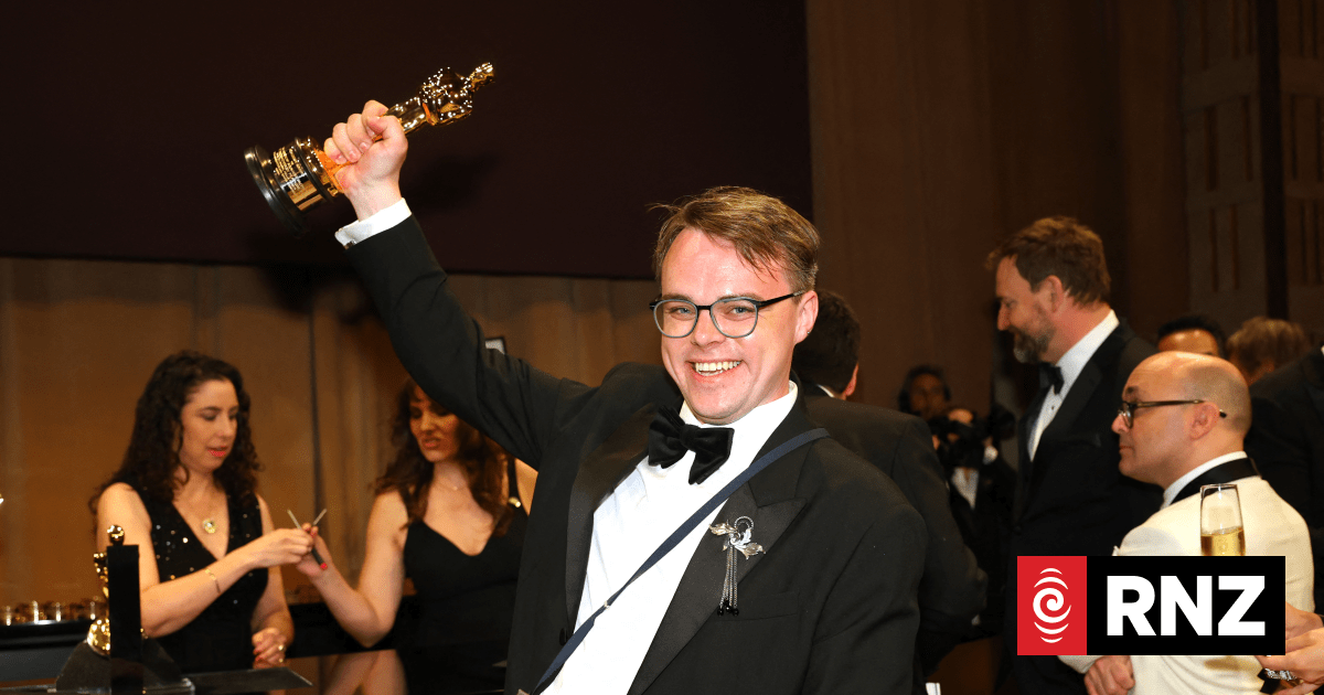 Airline apologises for lost Oscar trophy