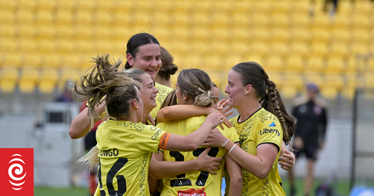 Phoenix overcome bizarre red card - Vimarsana News