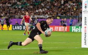 Brad Weber crosses for one of his tries.