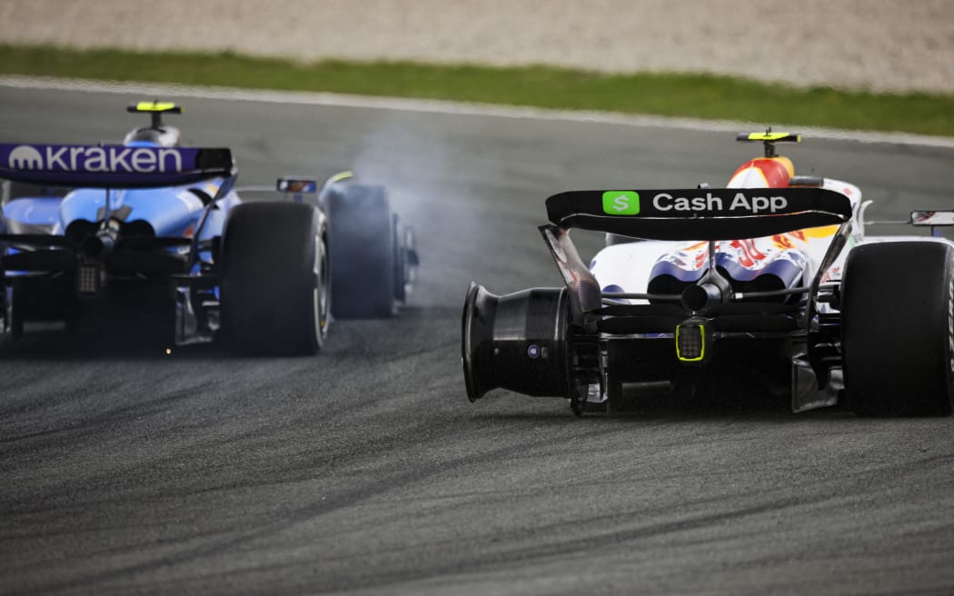 New Zealand driver Liam Lawson of Racing Bulls (L) and Carlos Sainz of Williams crash during 2025 Dutch Grand Prix.