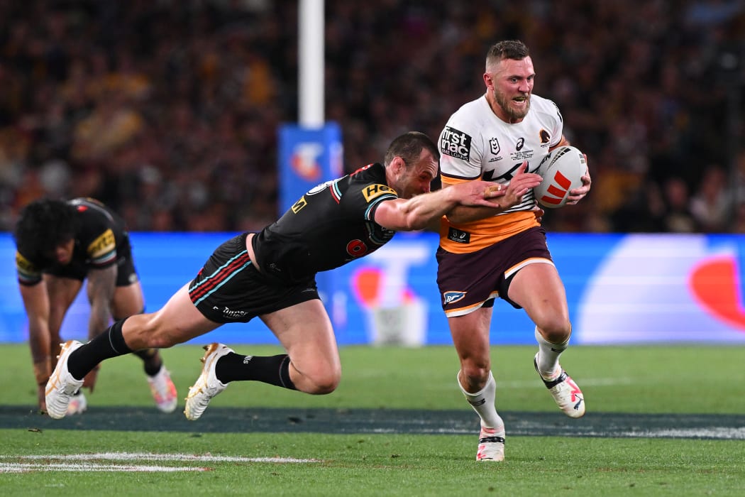 野馬隊的 Kurt Capewell 在 2023 年 NRL 總決賽中被剷倒。