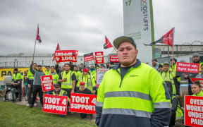 Worker and First Union night shift delegate Gino Kelly at the picket.