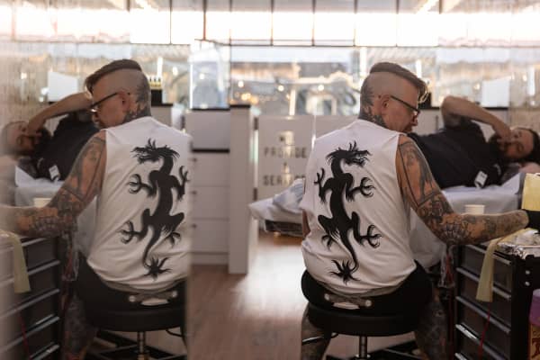 Derek Thunders tattooing at Rogers Tatooart