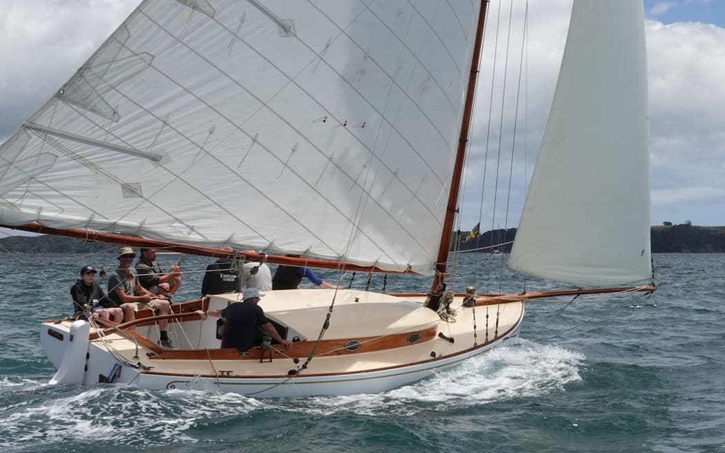 The 1936 mullet boat Corona heads for the first mark near Nine Pin Rock.