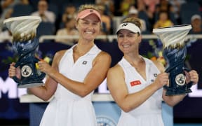 MASON, OHIO - AUGUST 17: Erin Routliffe of New Zealand and Gabriela Dabrowski of Canada pose with their Rookwood Cups after defeating Alexandra Panova and Hanyu Guo of China during the women's doubles final of the Cincinnati Open at Lindner Family Tennis Center on August 17, 2025 in Mason, Ohio.   Matthew Stockman/Getty Images/AFP (Photo by MATTHEW STOCKMAN / GETTY IMAGES NORTH AMERICA / Getty Images via AFP)