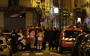 Paris' Mayor Anne Hidalgo (C) talks to emergency service members in a street in Paris centre after one person was killed and several injured by a man armed with a knife, who was shot dead by police in Paris on May 12, 2018.