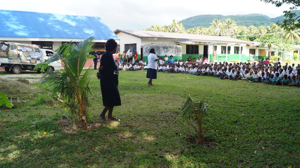 Leisavi Joel of the Tasivanua Environment Network, inspiring students of Paonangisu School to be plastic free