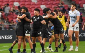 New Zealand's players celebrate after winning against Argentina at the end of the HSBC Rugby Sevens Singapore final cup match between New Zealand and Argentina in Singapore on April 9, 2023. (Photo by Roslan RAHMAN / AFP)