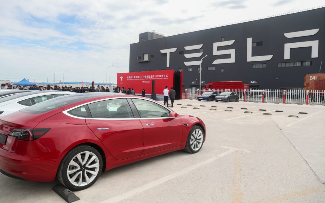 (201026) -- SHANGHAI, Oct. 26, 2020 (Xinhua) -- Photo taken on Oct. 26, 2020 shows the Tesla China-made Model 3 vehicles at its gigafactory in Shanghai, east China.