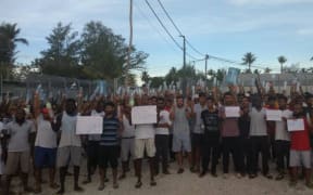 Refugees call for water during the 107th daily protest, 15-11-17