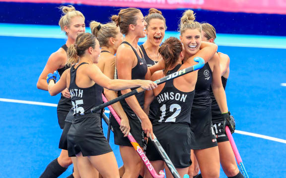 New Zealand Black Sticks Women celebrate Gold at the Commonwealth Games.