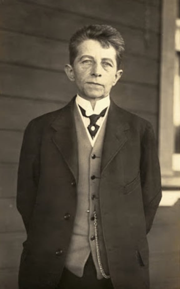 Portrait of Hjelmar Dannevill wearing masculine clothing, 1914-1917