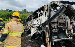 Handout picture released by Minas Gerais Fire Department shows firefighters and other rescue teams working on the site of a crash in Teofilo Otoni, Minas Gerais state, Brazil on December 21, 2024. - At least 38 people were killed in a bus crash in southeastern Brazil on Saturday, officials said, in what President Luiz Inacio Lula da Silva called a "terrible tragedy." (Photo by Handout / Minas Gerais Fire Department / AFP) / RESTRICTED TO EDITORIAL USE - MANDATORY CREDIT "AFP PHOTO /  MINAS GERAIS FIRE DEPARTMENT / HANDOUT /  " - NO MARKETING NO ADVERTISING CAMPAIGNS - DISTRIBUTED AS A SERVICE TO CLIENTS