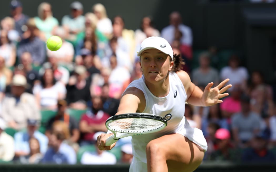 Iga Swiatek in action at Wimbledon 2022.