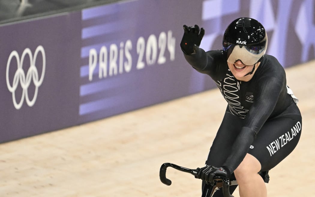 New Zealand's Ellesse Andrews celebrates winning the women's track cycling keirin final for gold of the Paris 2024 Olympic Games at the Saint-Quentin-en-Yvelines National Velodrome in Montigny-le-Bretonneux, south-west of Paris, on August 8, 2024. (Photo by SEBASTIEN BOZON / AFP)