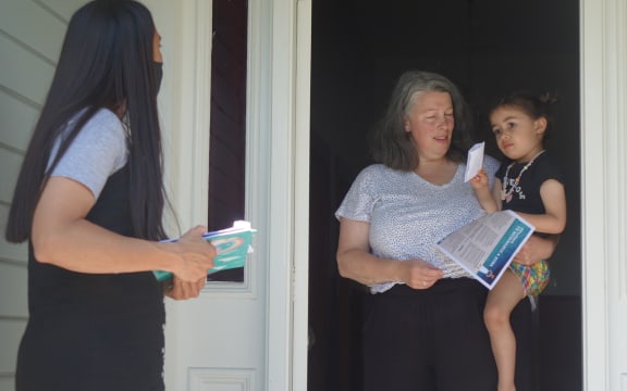 Stephanie Kettle outlines the kaiārahi group's work to Carmen Russell and daughter Elsie Teranga.