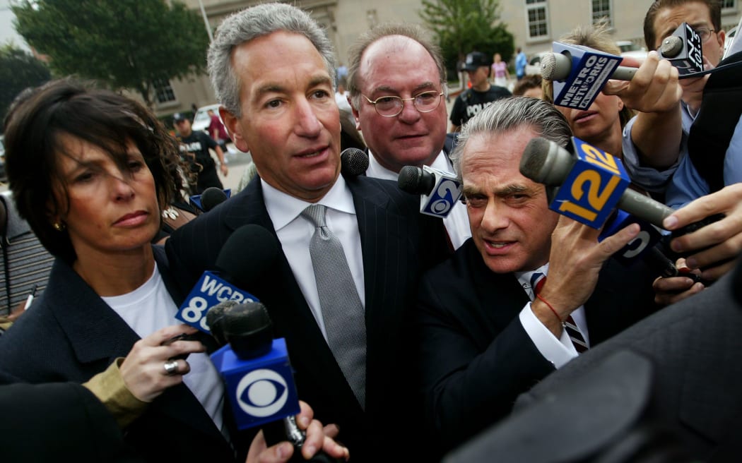 Charles Kushner (C) in 2004 at his trial.