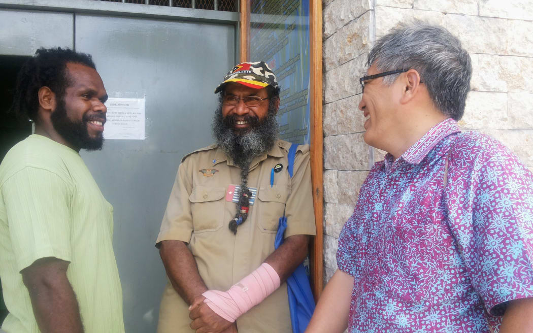 Papuan political prisoners Jefry Wandikbo (left) and Filep Karma (center) chatted with Andreas Harsono at the Abepura prison in Jayapura, Papua, in May 2015. They continued to campaign against arbitrary detention by the Indonesian authorities.