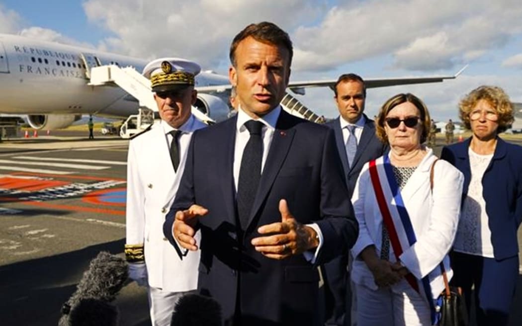 El presidente francés, Emmanuel Macron, hablando con los medios de comunicación a su llegada a Nueva Caledonia para una visita de dos días.