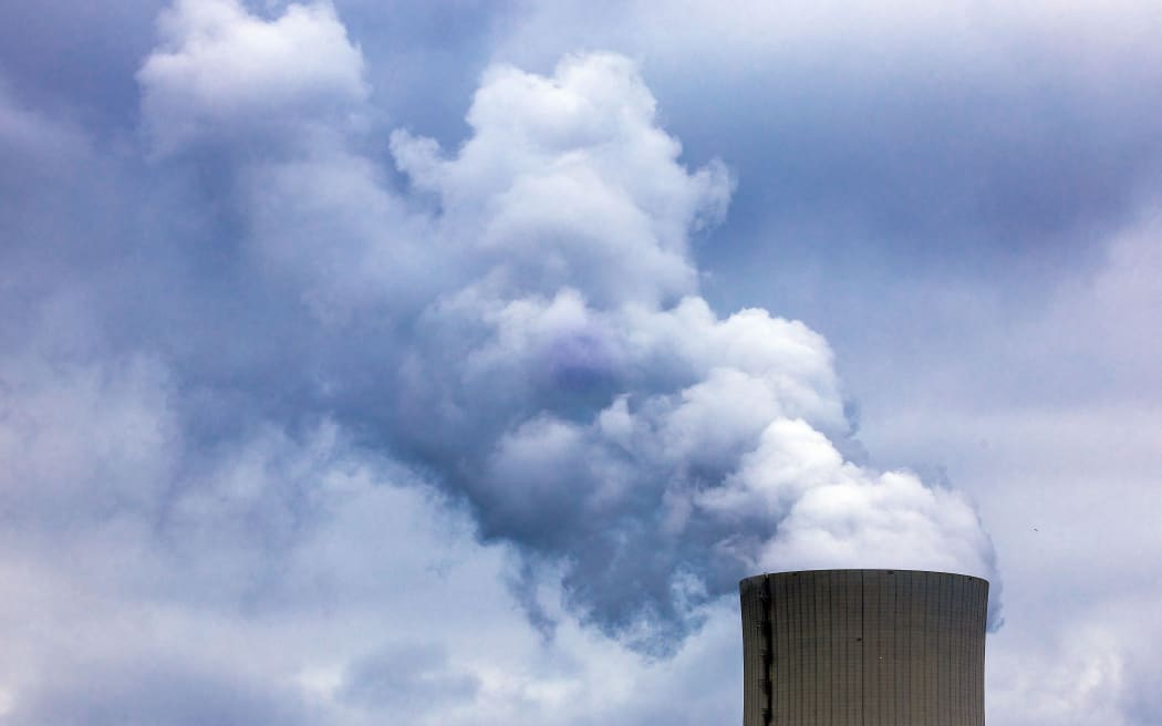08 July 2022, Mecklenburg-Western Pomerania, Rostock: The coal-fired power plant in the Rostock seaport is visible from afar with its cooling tower over 141m high. The power plant has been in operation since 1994 and can produce 553 MW of electricity. Up to now, the power plant has obtained a large part of its hard coal from Russia, but alternatives are now being sought. Photo: Jens Büttner/dpa (Photo by JENS BUTTNER / DPA / dpa Picture-Alliance via AFP)