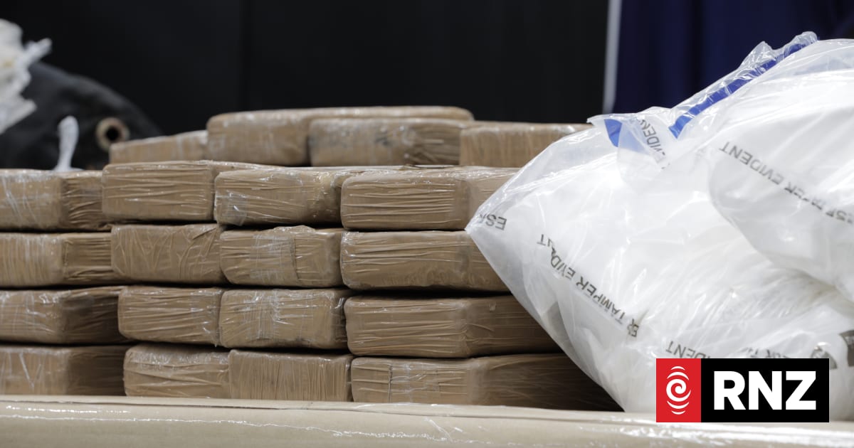 Police seize record 190kg of cocaine in container of bananas | RNZ