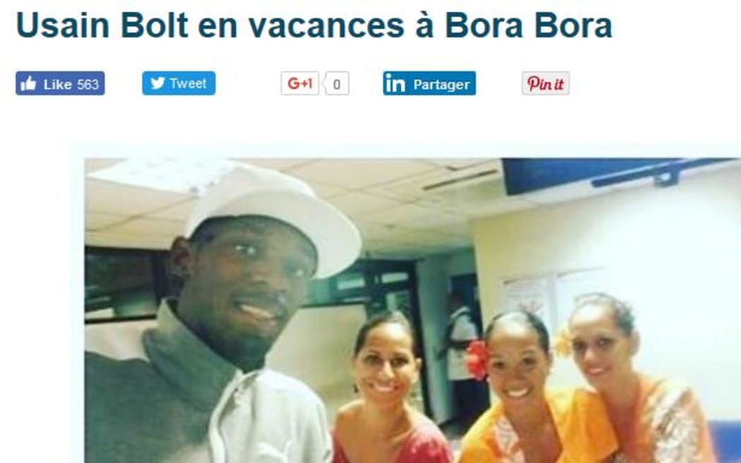 The Jamaican sprinter Bolt with Air Tahiti staff