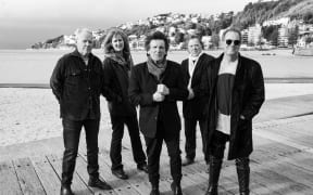 The Warratahs band members Barry Saunders (vocals/guitar), Nik Brown (violin, mandolin), Nick Theobald (bass, vocals), Alan Norman (keyboards, accordion) and Caroline Easther (drums).