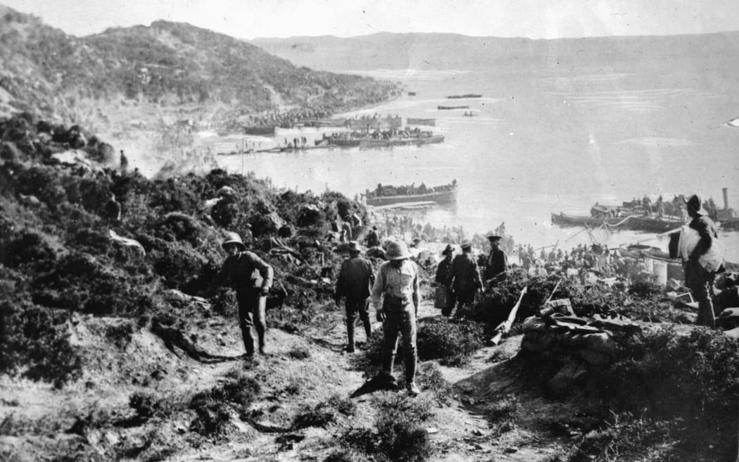 Soldados neozelandeses y australianos desembarcan en Anzac Cove