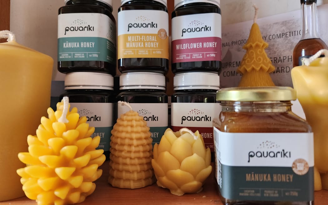 Pauariki Honey focuses on the mānuka variety. Candles are produced from the beeswax.