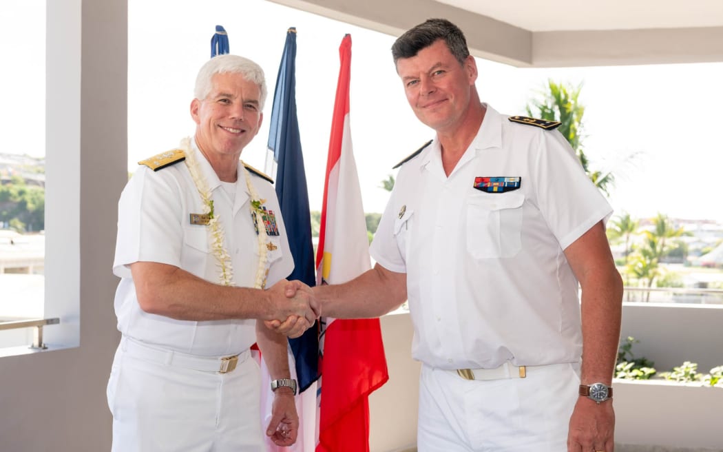 Portrait officiel du contre-amiral Andini et du vice-prince Thomas. Le 4 octobre, le contre-amiral Geoffroy d'Andigny a mené une visite du JRCC et du COT au Camp Aru. Les 3 et 6 octobre, le Vice-Prince Thomas, Commandant de la 7ème Flotte des États-Unis (Flotte américaine du Pacifique) et une délégation ont rendu visite au Contre-Amiral Geoffroy d'Andini.
