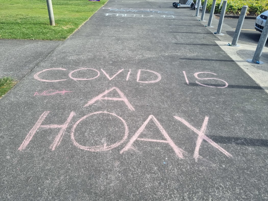 Anti mandate protest beside coastal Walkway in New Plymouth