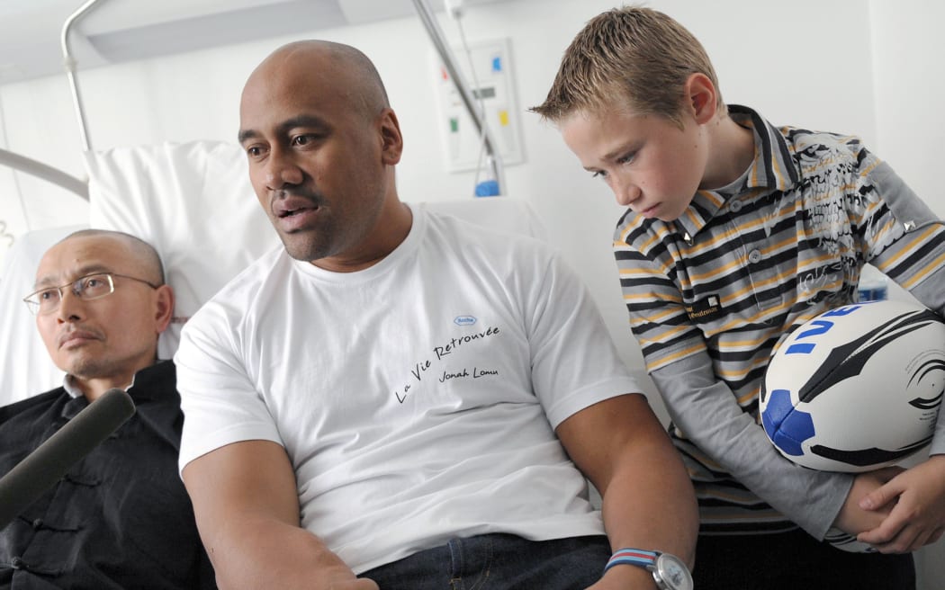 All Blacks rugby legend Jonah Lomu in the nephrology department in Bordeaux hospital. Lomu underwent a kidney transplant in 2004. The slogan on Lomus' t-shirt reads : 'The recovered life'.
