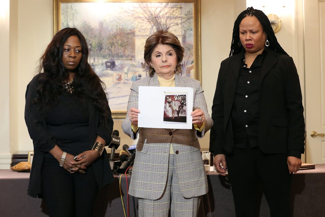 (L-R) Rochelle Washington, attorney Gloria Allred and Latresa Scaff display photos taken on the night they are discussing at the press conference as two new accusers of R. Kelly misconduct come forward