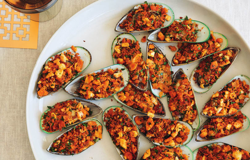 Grilled mussels with 'nduja crumbs