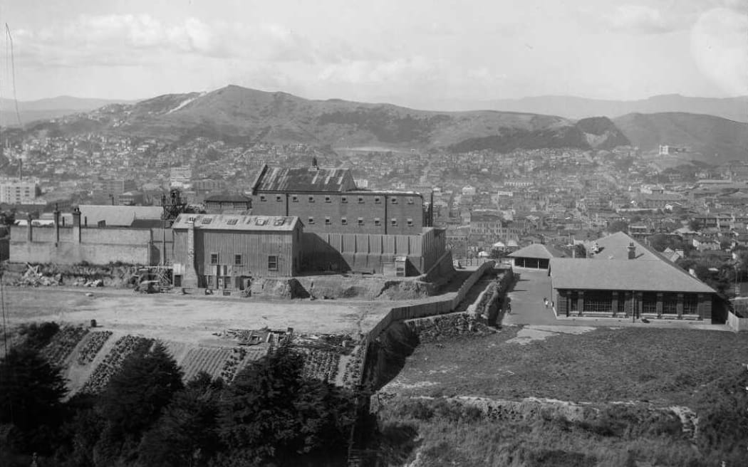 Hamiora Peri was hanged and buried in an unmarked grave on the grounds of the Terrace Jail, at the present site of Te Aro School, in 1869.