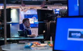 NEW YORK, NEW YORK - APRIL 10: Traders work on the floor of the New York Stock Exchange (NYSE) on April 10, 2025 in New York City. Despite U.S. President Donald Trump's declared 90-day tariff pause for many countries, uncertainty remains in global trade, with the Dow and other international markets falling steeply again.   Spencer Platt/Getty Images/AFP (Photo by SPENCER PLATT / GETTY IMAGES NORTH AMERICA / Getty Images via AFP)