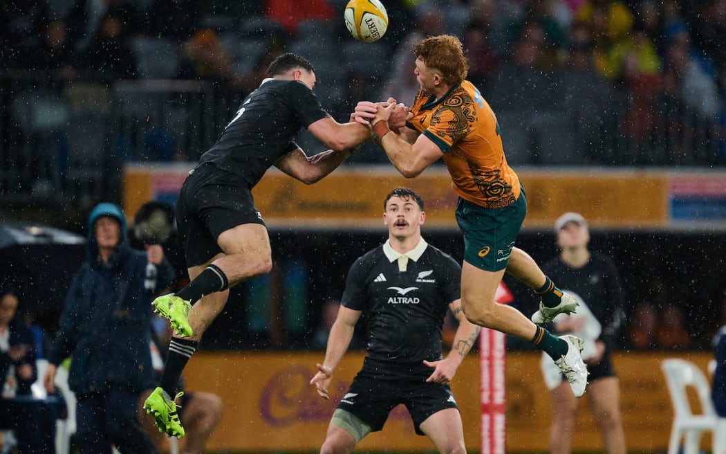 Will Jordan competes for the ball with Tane Edmed.