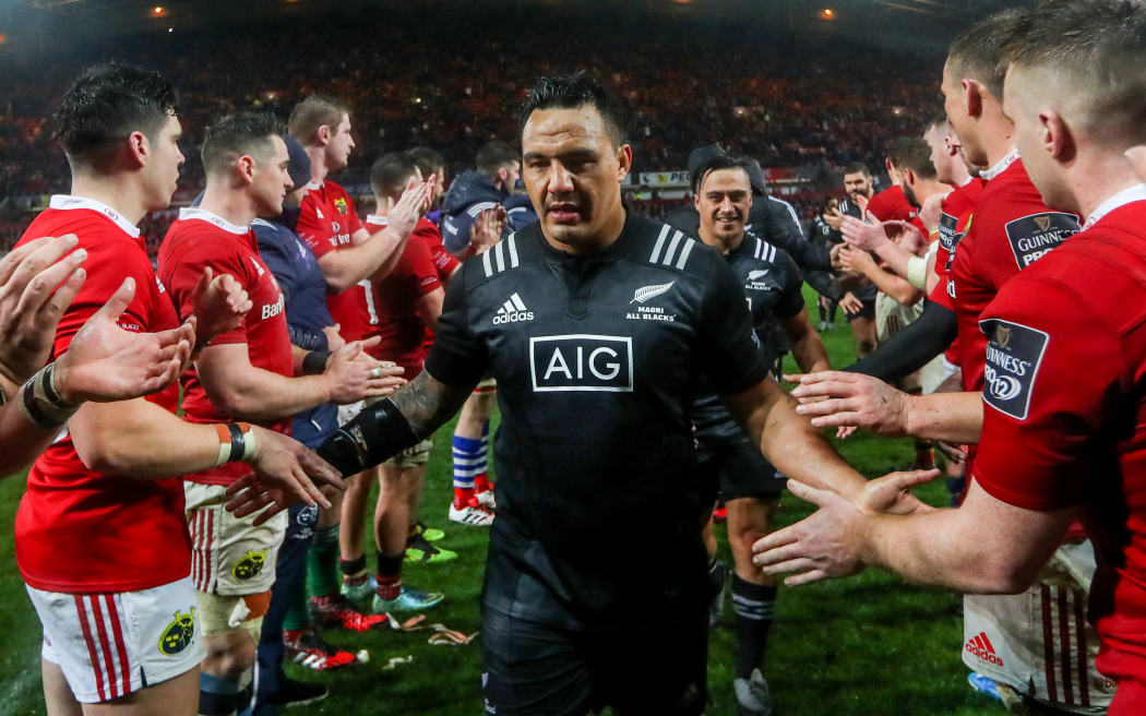 Māori All Blacks Ash Dixon in a Munster guard of honour following their game in 2016, Thomond Park.