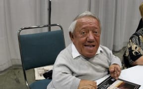 Kenny Baker signs autographs during the opening day of "Star Wars Celebration IV" in Los Angeles in 2007.
