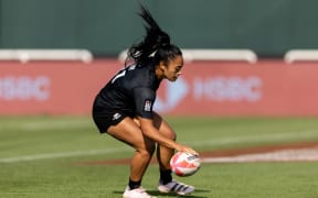 Mahina Paul of New Zealand scores a try at the Dubai Sevens 2023