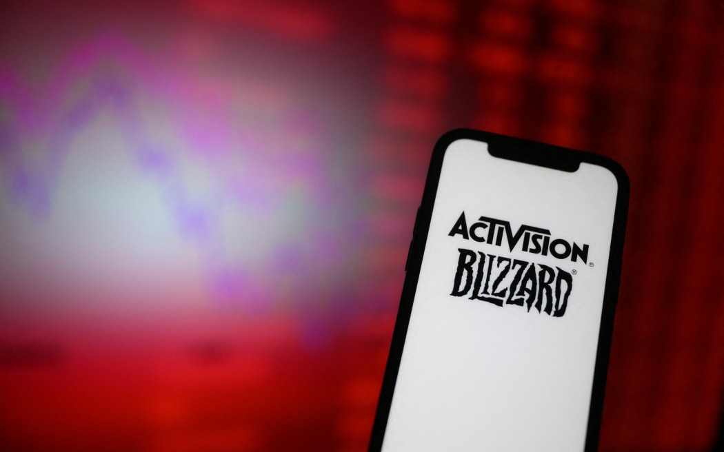 An illustraton of the Activision Blizzard logo on a phone.