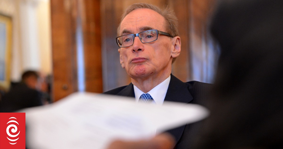 Bob Carr confirms intention to launch legal action