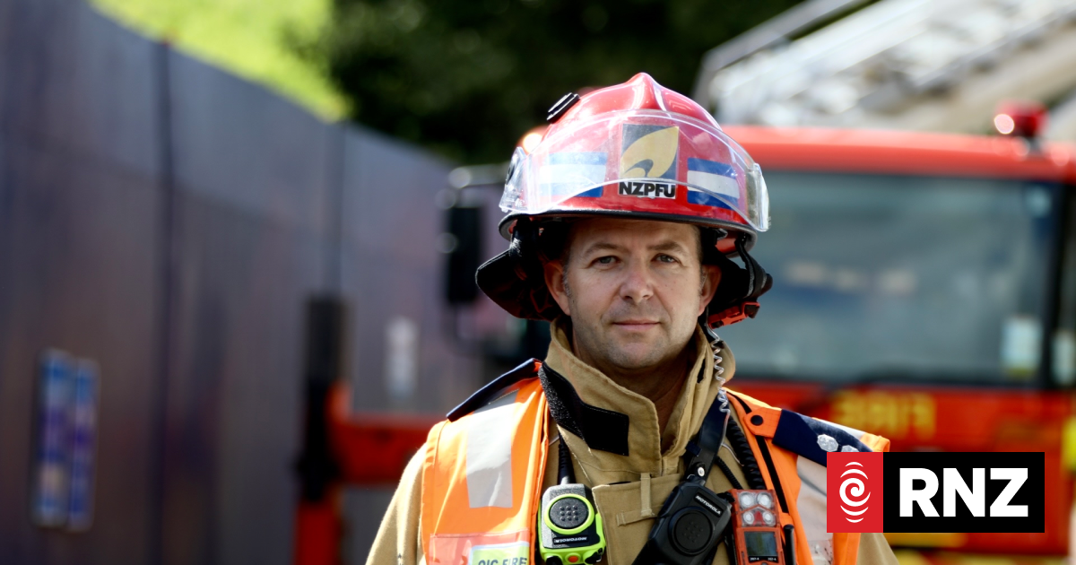 Firefighters, police clash over cliff rescue of woman trapped in 'extremely precarious position'