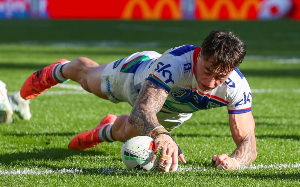 Charnze Nicoll-Klokstad scores. South Sydney Rabbitohs v One NZ Warriors.