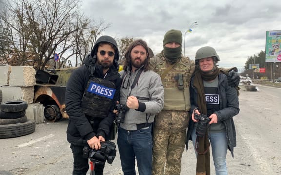 Kiwi photojournalist Tom Mutch (second from left) with fellow journalists and Ukraine soldier
