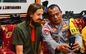 This handout taken and released on September 21, 2024 by the Cartenz Peace Task Force shows New Zealand pilot Phillip Mehrtens (L), who was snatched by rebels in Indonesia's restive region of Papua in February last year, following his release at a press conference in Timika. New Zealand pilot Phillip Mehrtens has been released from captivity by rebels in Indonesia's restive region of Papua and was in good health despite the 19-month-long ordeal, Indonesian and New Zealand authorities said on September 21. (Photo by Handout / CARTENZ PEACE TASK FORCE / AFP) / RESTRICTED TO EDITORIAL USE - MANDATORY CREDIT "AFP PHOTO /  CARTENZ PEACE TASK FORCE" - NO MARKETING - NO ADVERTISING CAMPAIGNS - DISTRIBUTED AS A SERVICE TO CLIENTS